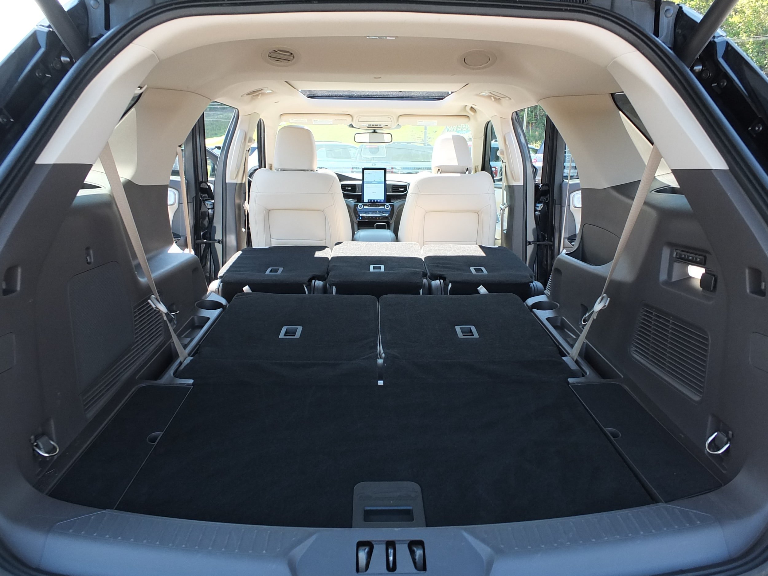 Used 2022 Ford Explorer Platinum w/ Technology Package AWD/4WD image 17