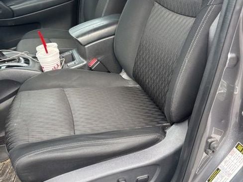 Used 2019 Nissan Rogue SV image 17