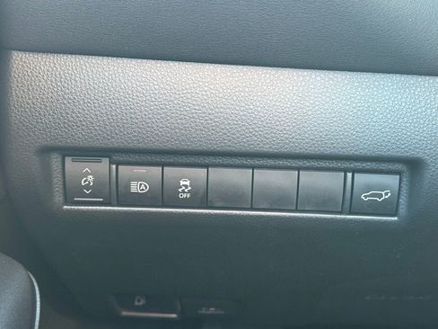 Used 2024 Toyota Venza LE image 9