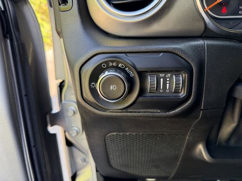 Used 2020 Jeep Wrangler Unlimited Sahara AWD/4WD image 30