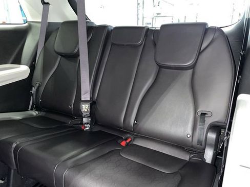 Used 2024 Kia Carnival LX image 16