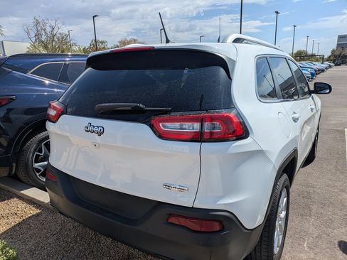Used 2018 Jeep Cherokee Latitude w/ Safety Group FWD image 2