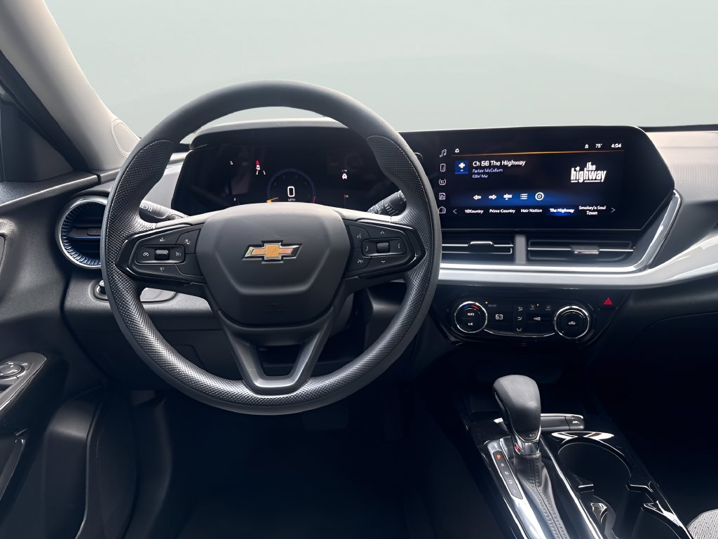Used 2024 Chevrolet Trax LT FWD image 16