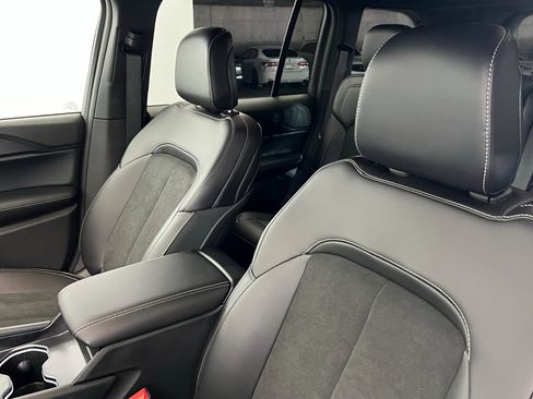 New 2025 Jeep Grand Cherokee Altitude image 16