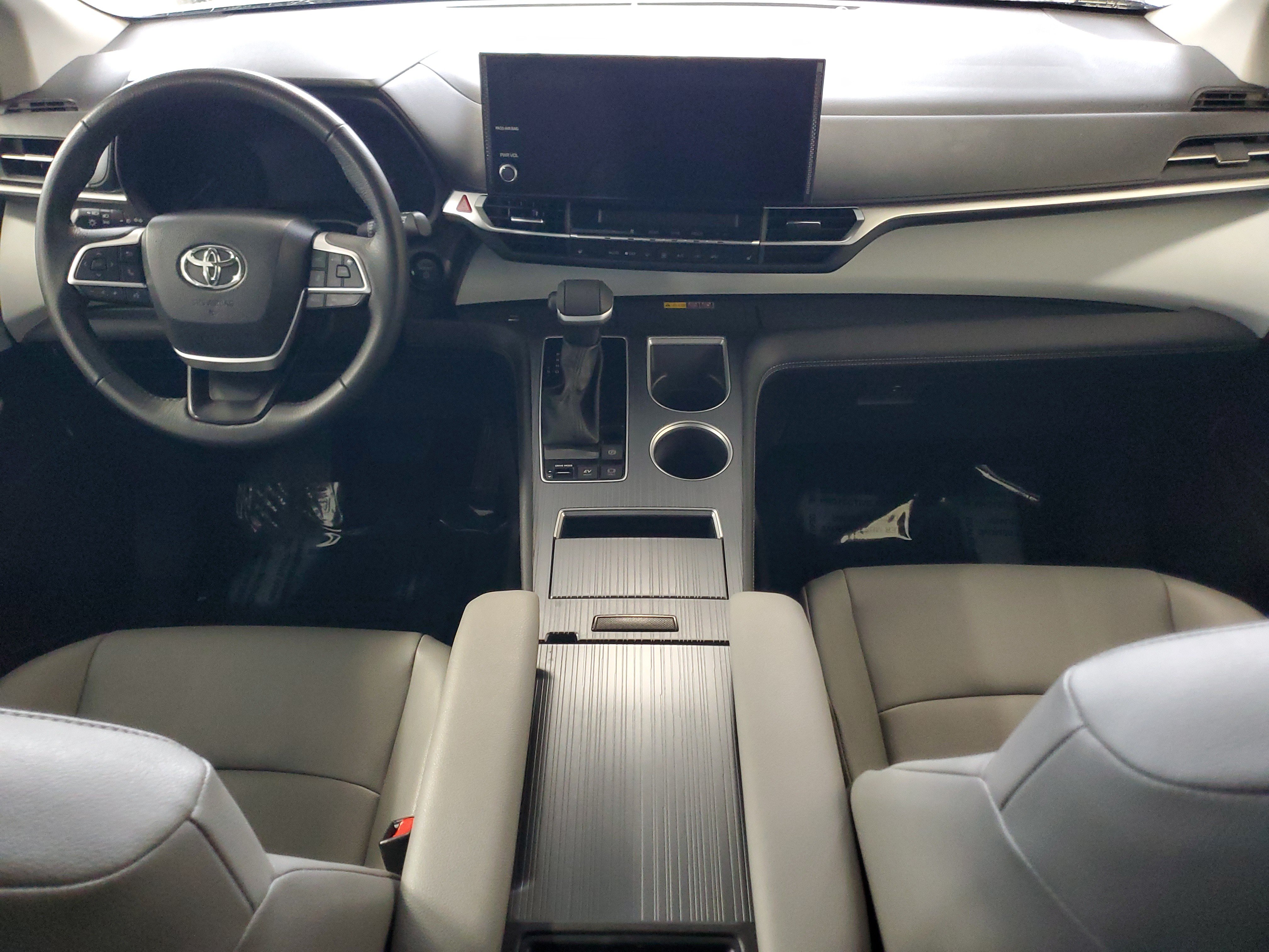 Certified 2025 Toyota Sienna XLE FWD image 17