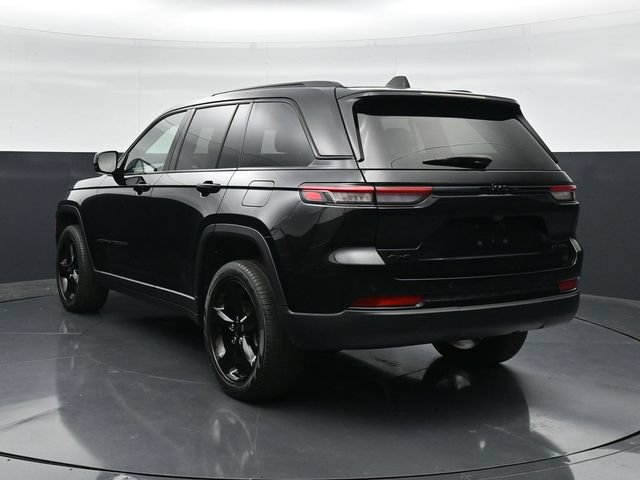 Used 2023 Jeep Grand Cherokee Limited w/ Black Appearance Package AWD/4WD image 8