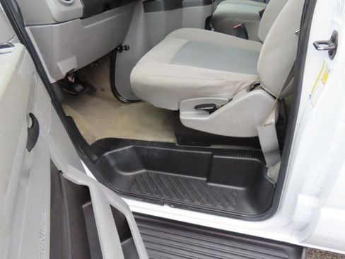 Used 2014 Ford E-350 and Econoline 350 XLT image 12