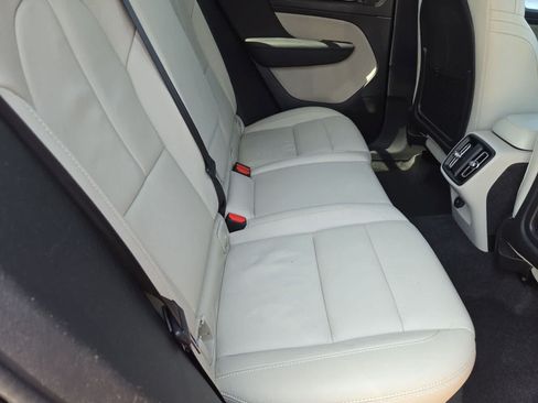 Used 2022 Volvo XC40 T4 Momentum FWD image 18