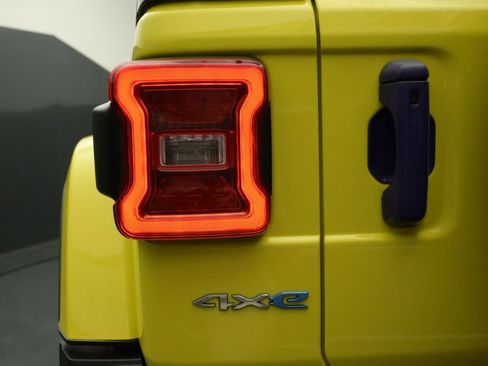 Used 2023 Jeep Wrangler Unlimited Sahara w/ Cold Weather Group AWD/4WD image 12