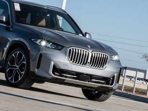 New 2026 BMW X5 xDrive50e image 5