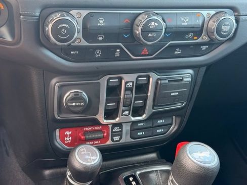 Used 2025 Jeep Wrangler Unlimited Rubicon AWD/4WD image 35