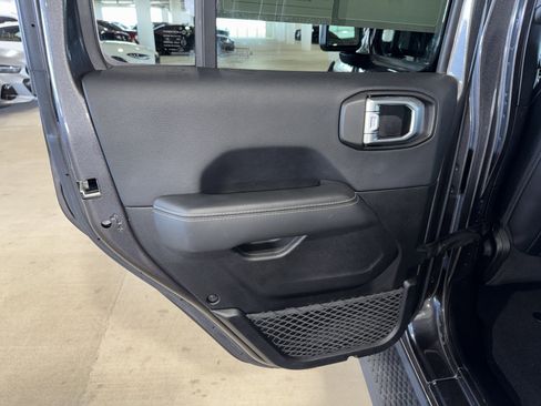 Used 2019 Jeep Wrangler Unlimited Sahara image 16