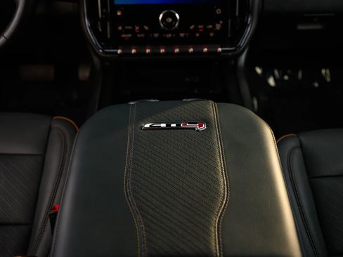 Used 2025 GMC Yukon XL AT4 AWD/4WD image 17