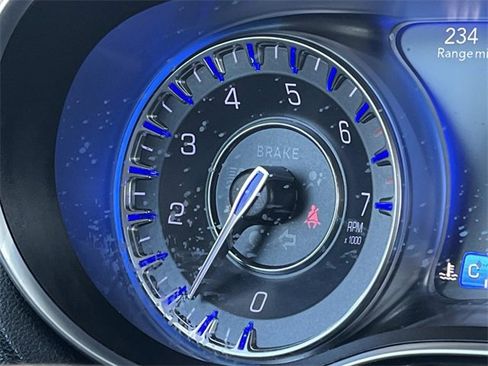 Used 2017 Chrysler 300 C image 40