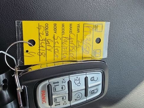 Used 2025 Chrysler Pacifica Select FWD image 12