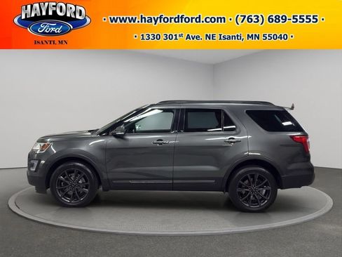 Used 2017 Ford Explorer XLT w/ Equipment Group 202A AWD/4WD image 2