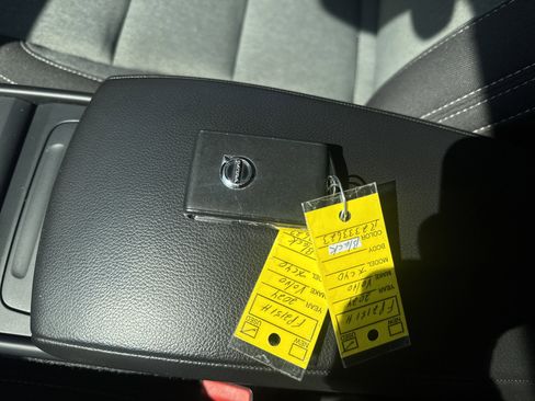 Used 2024 Volvo XC40 B5 Core image 30