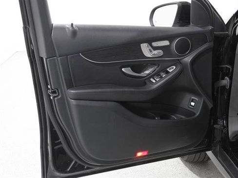 Used 2022 Mercedes-Benz GLC 300 4MATIC image 4