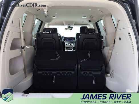 Used 2024 Chrysler Pacifica Touring-L FWD image 14
