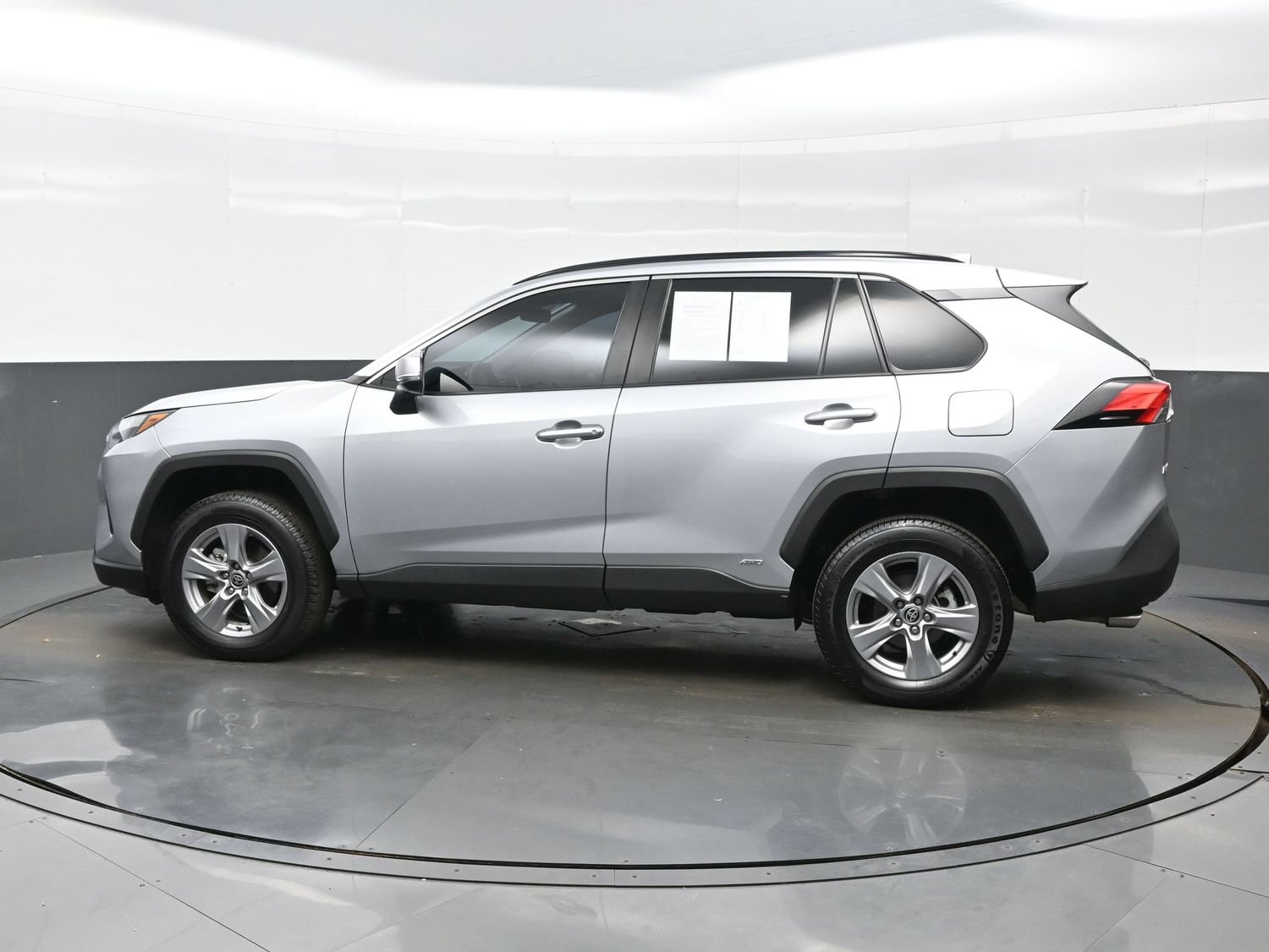 Used 2022 Toyota RAV4 XLE w/ Convenience Package AWD/4WD image 3