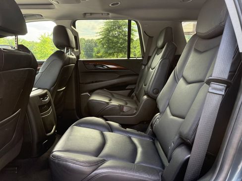 Used 2019 Cadillac Escalade Luxury AWD/4WD image 37