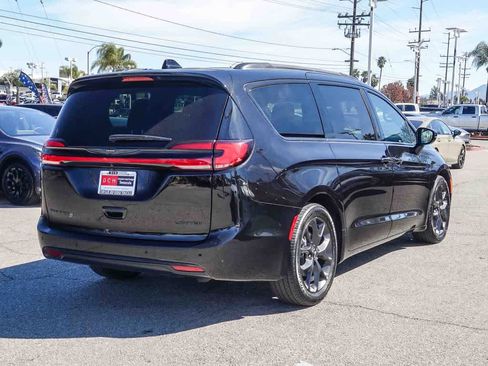 Used 2025 Chrysler Pacifica Limited FWD image 4