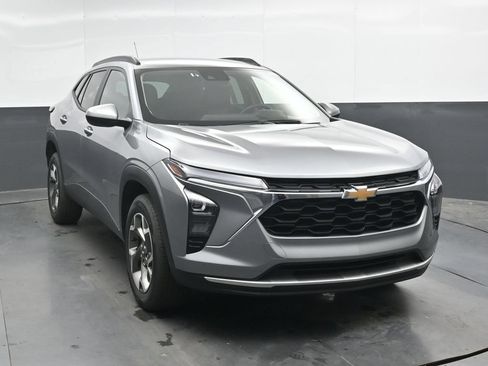 Used 2025 Chevrolet Trax LT w/ LT Convenience Package FWD image 4