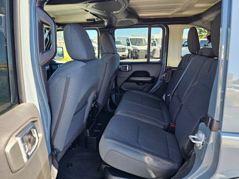 Used 2025 Jeep Wrangler Unlimited Sahara AWD/4WD image 20