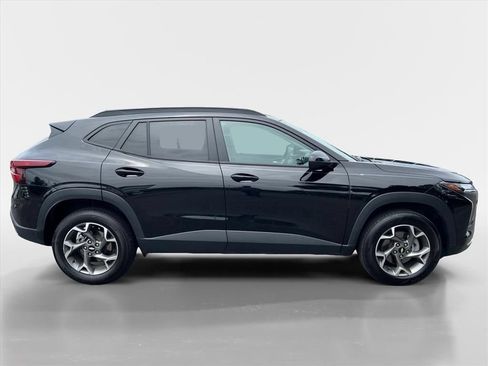 Used 2025 Chevrolet Trax LT FWD image 6
