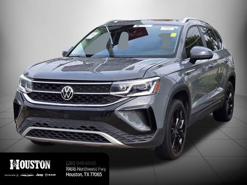 Used 2022 Volkswagen Taos SEL w/ Panoramic Sunroof Package image 3