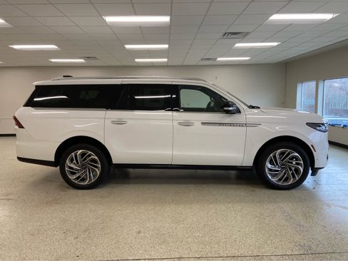 Used 2025 Lincoln Navigator L Reserve image 6