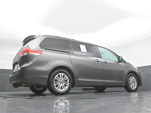 Used 2013 Toyota Sienna XLE image 21