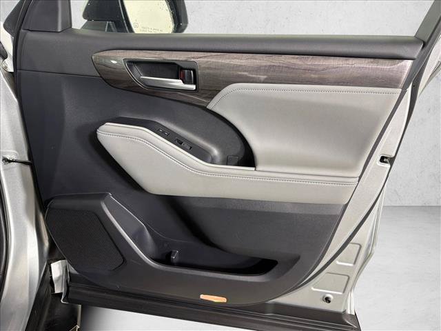 Used 2024 Toyota Highlander Platinum FWD image 15