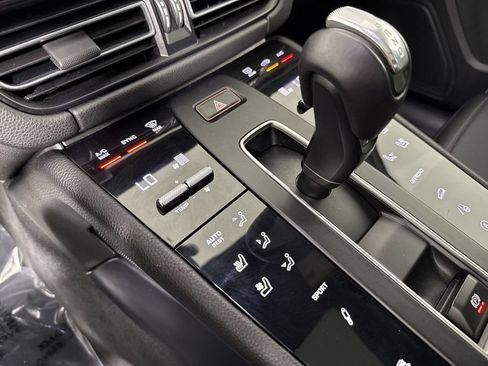Certified 2024 Porsche Macan AWD/4WD image 31