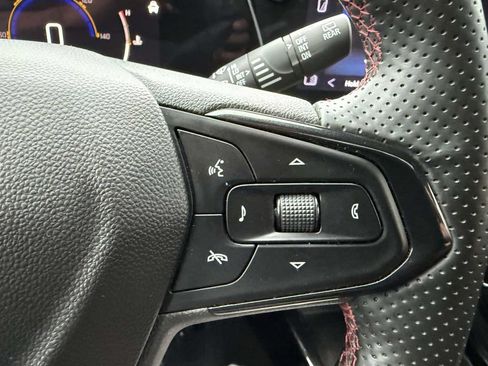 Used 2024 Chevrolet Trax RS w/ Sunroof Package FWD image 23