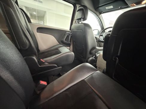 Used 2017 Dodge Grand Caravan SXT FWD image 16