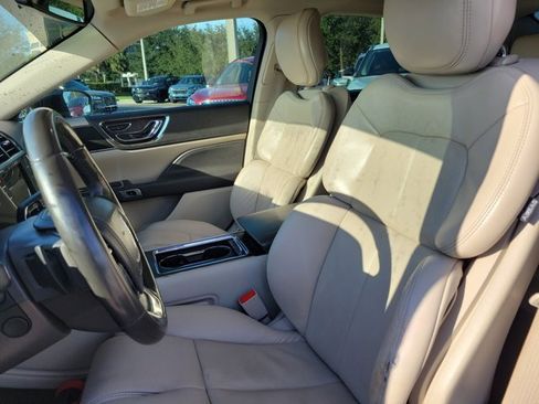 Used 2017 Lincoln Continental Select image 22