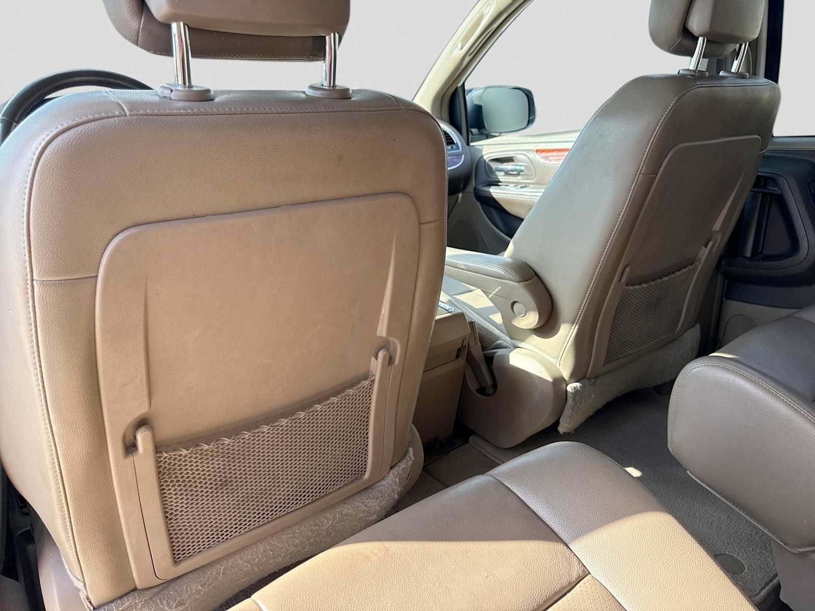 Used 2014 Chrysler Town & Country Touring-L FWD image 17