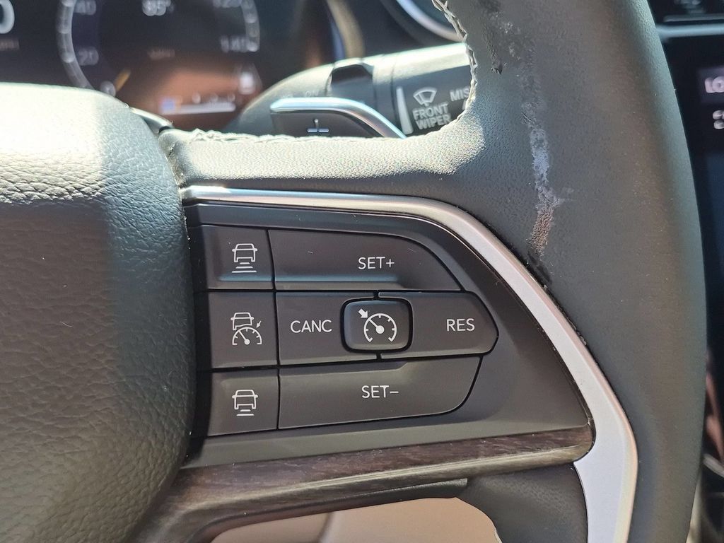Used 2025 Jeep Grand Cherokee Limited w/ Luxury Tech Group II AWD/4WD image 15