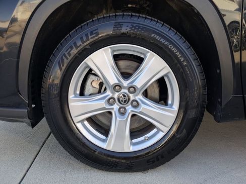 Used 2024 Toyota Highlander LE image 31