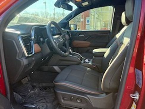 Used 2024 GMC Canyon AT4 w/ Technology Package image 8