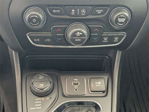 Used 2019 Jeep Cherokee Limited w/ Technology Group image 23