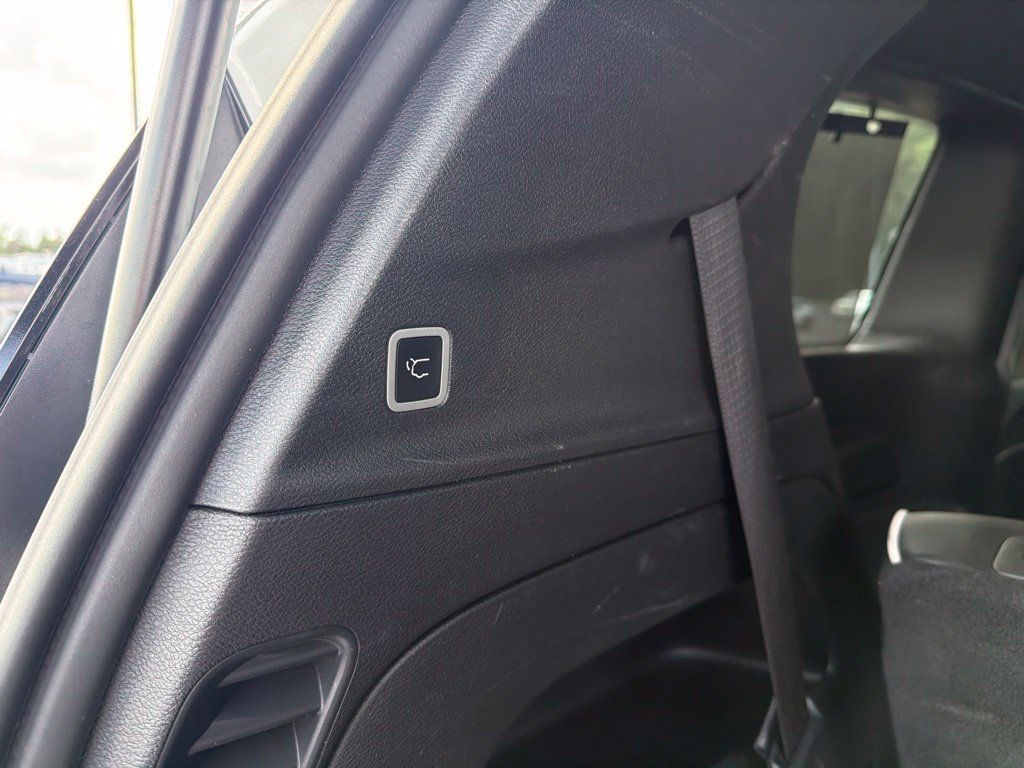 Used 2025 Chrysler Pacifica Limited FWD image 9