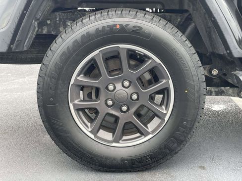 Used 2020 Jeep Gladiator Overland AWD/4WD image 9