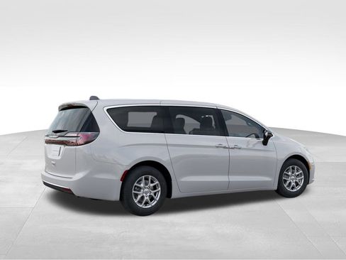 New 2026 Chrysler Pacifica Select image 5