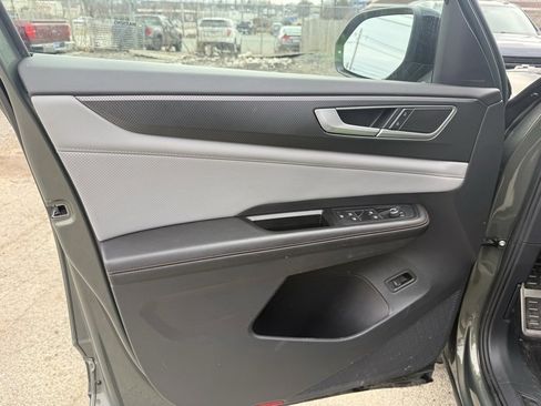 Used 2024 Volkswagen Atlas Peak Edition SE image 18