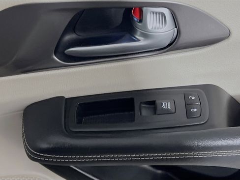 Used 2024 Chrysler Pacifica Touring-L FWD image 32