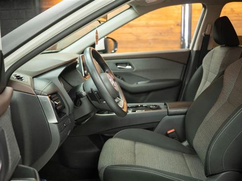 Used 2023 Nissan Rogue SV image 8