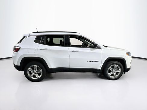 Used 2023 Jeep Compass Latitude w/ Sun and Sound Group AWD/4WD image 4