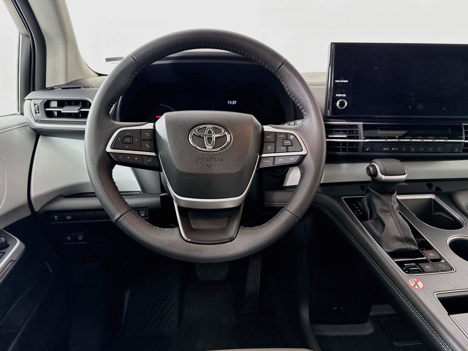 Certified 2026 Toyota Sienna XLE FWD image 32
